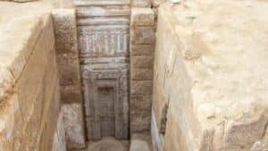 archaeologists stunned by giant pink granite door found in ancient egyptian tomb (1)