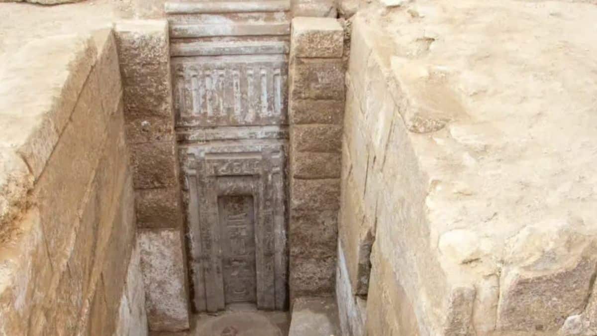 archaeologists stunned by giant pink granite door found in ancient egyptian tomb (1)
