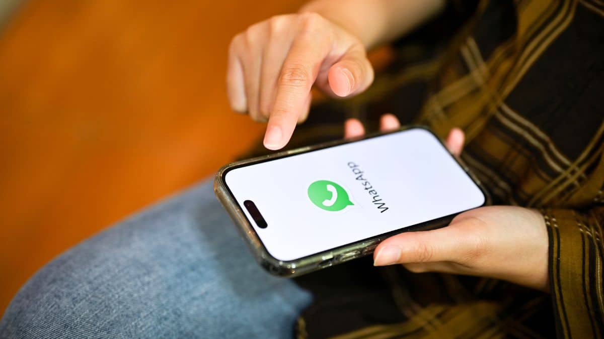 whatsapp trick to know a contact's location without them knowing